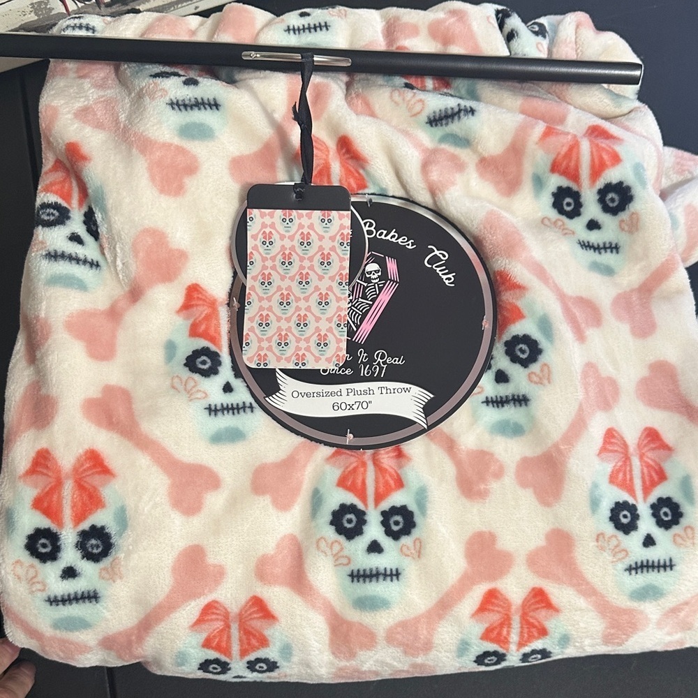 Spooky Babes club 60” x 70” skull plush throw